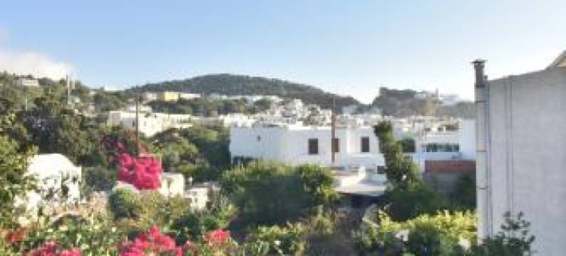 Traditional House by the Sea图片