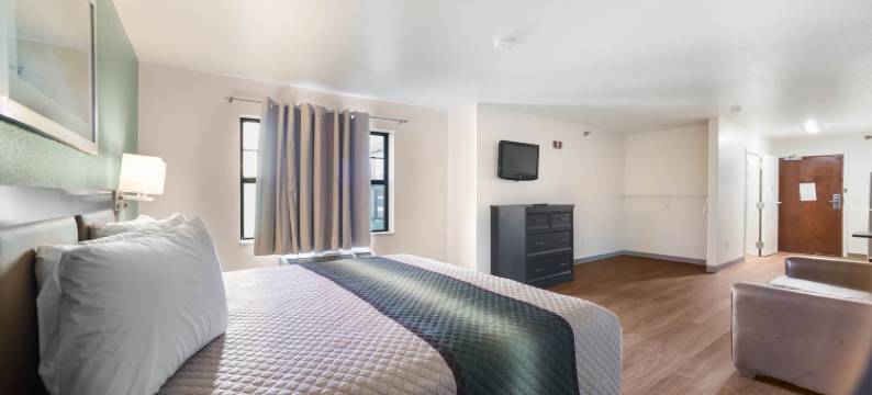 圣路易斯机场-北林德伯格霍姆汤开放式公寓(HomeTowne Studios St. Louis - Airport/ N Lindbergh)图片