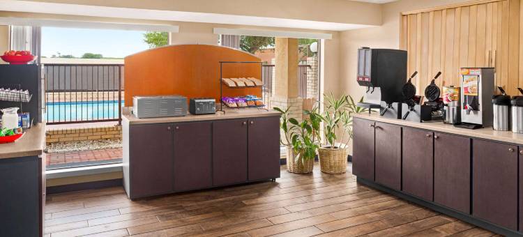 温德姆华美达圣安东尼奥海洋世界/拉克兰空军基地附近酒店(Ramada by Wyndham San Antonio Near SeaWorld/Lackland AFB)图片