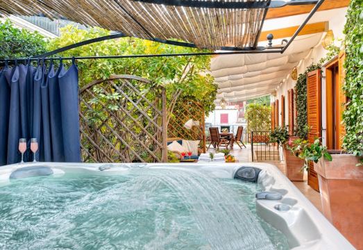 Vesuvilla Hotel Overview