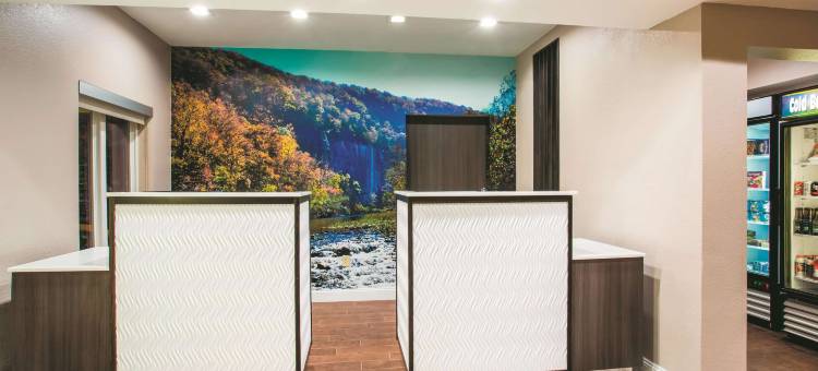 拉塞尔维尔拉昆塔温德姆套房酒店(La Quinta Inn & Suites by Wyndham Russellville)图片