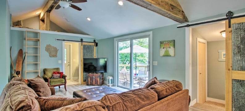 Holcombe湖畔小屋：钓鱼和雪地摩托(Holcombe Lakefront Cottage Fishing and Snowmobiling)图片