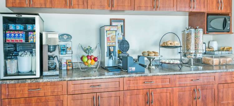 一百哩速8酒店(Super 8 by Wyndham 100 Mile House)图片