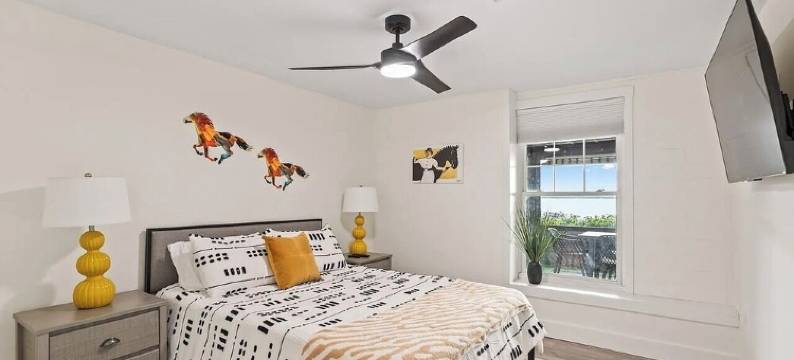 Jockey Lake House: Spacious Retreat With Game Room Near Race Track图片