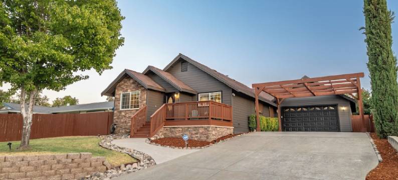 Cozy City Cabin w/King Bed/Fire Pit/Foosball/ Arcades/Playground and Nice Yard图片