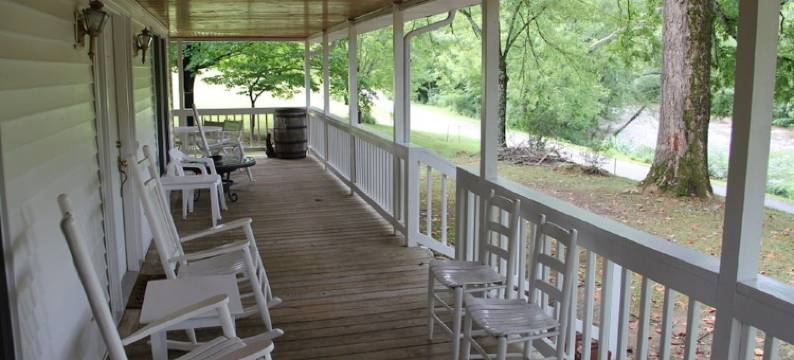 Spence Cove River Farmhouse ~ Fish, Swim, Tube, Kayak! WiFi, Hiking Trails图片