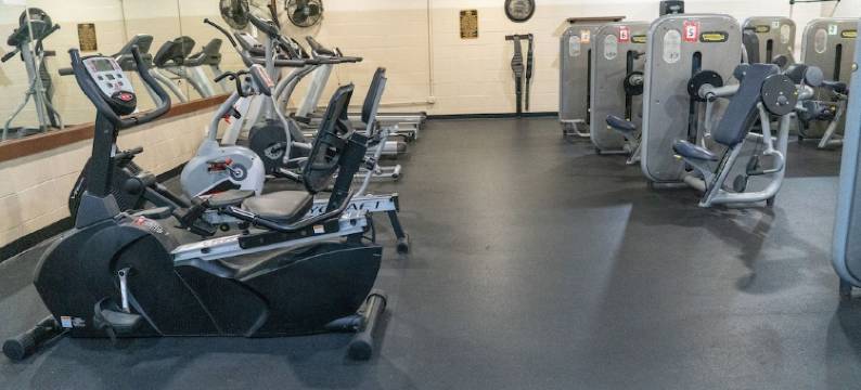 2800 sqft Forest Retreat!4 min to Pool- Hot Tub~Firepit~Dogs! 8 min to Town!图片