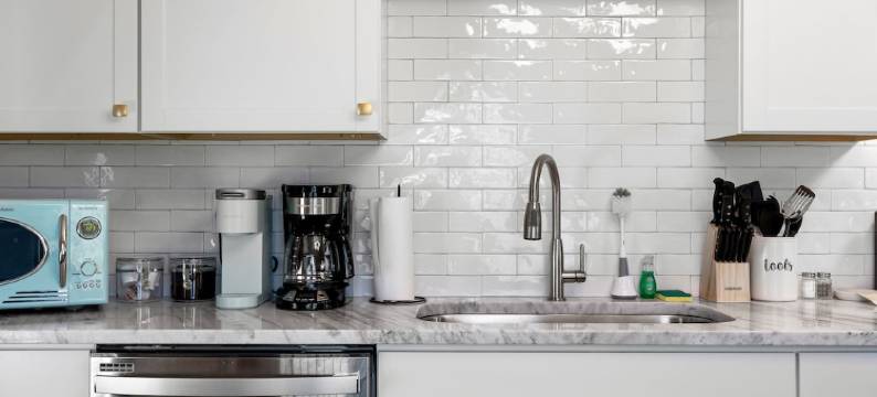 5 mins to DT, family friendly, hot tub, arcade, sleeps 8, fully fenced yard.图片