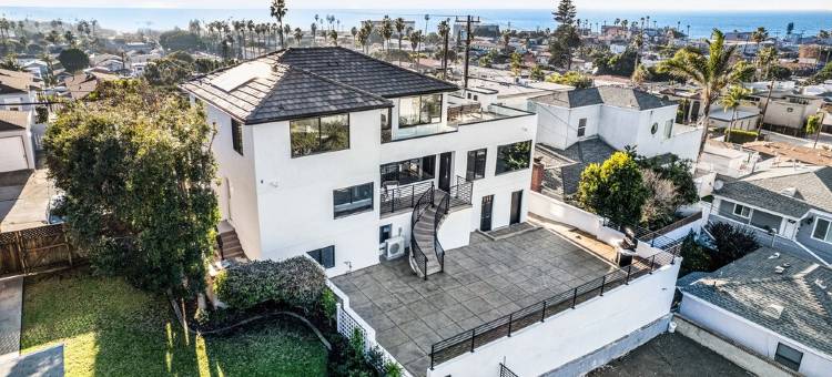 Newly Remodeled Mansion with Breathtaking 300° Views! AC, Parking, Spacious!图片
