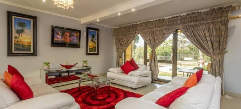 Room in Guest Room - Ezulwini Guest House - Queen Room with Balcony, Pool View & Jacuzzi in Balito图片