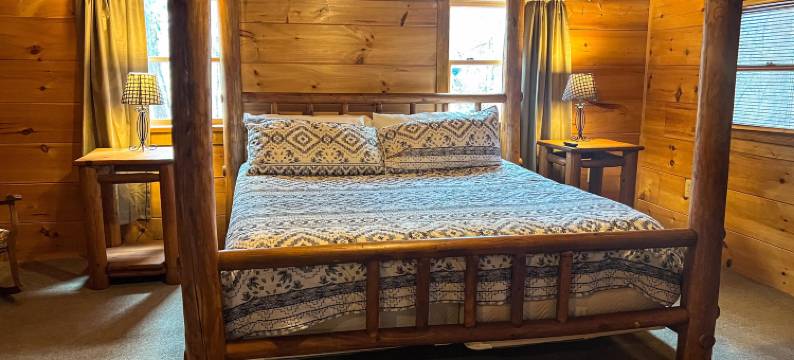 Picture-perfect cabin with private hot tub, deck space, fireplace, & more图片