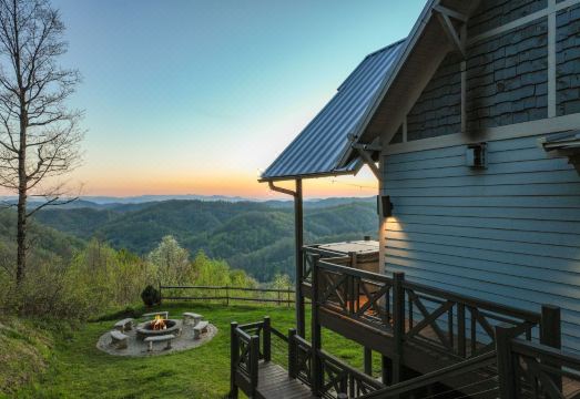 Luxe Cabin with Hot Tub and Panoramic Views - Stunning Mountain Retreat Hotel Overview
