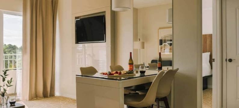 The Point by Edge图片