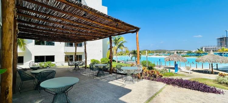 蓝色泻湖(Blue Lagoon)图片