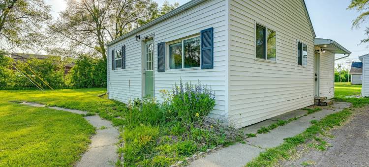 舒适的家带后院～距市中心萨吉诺三英里！(Cozy Home w/ Backyard ~ 3 Mi to Downtown Saginaw!)图片