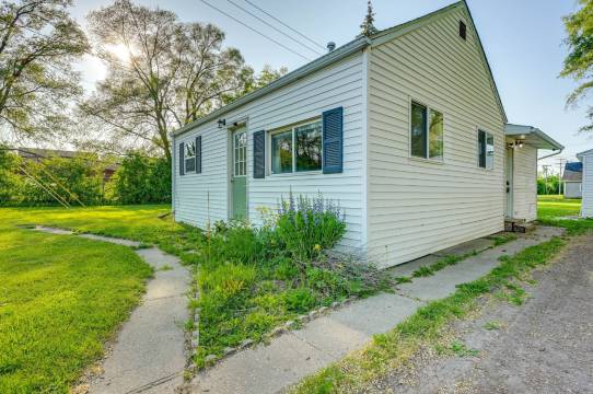 舒适的家带后院~距市中心萨吉诺三英里!(Cozy Home w/ Backyard ~ 3 Mi to Downtown Saginaw!)