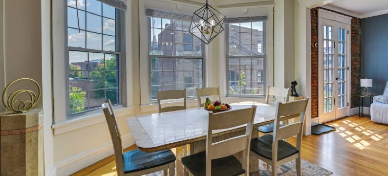 现代科霍斯度假屋，配有电壁炉！(Contemporary Cohoes Retreat w/ Electric Fireplace!)图片