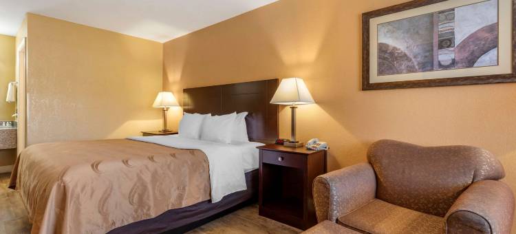 拉塞尔维尔I-40凯艺酒店(Quality Inn Russellville I-40)图片