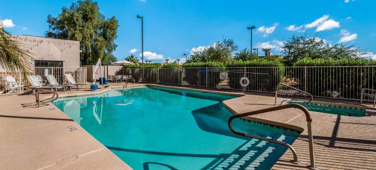 西菲尼克斯古德伊尔红狮套房酒店(Red Lion Inn & Suites Goodyear Phoenix)图片