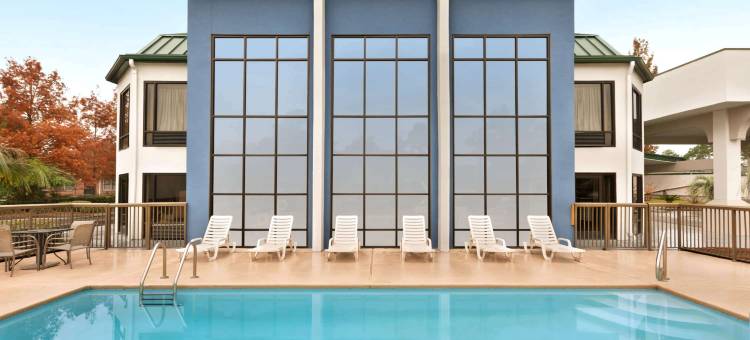 萨凡纳中城戴斯套房酒店(Days Inn & Suites by Wyndham Savannah Midtown)图片