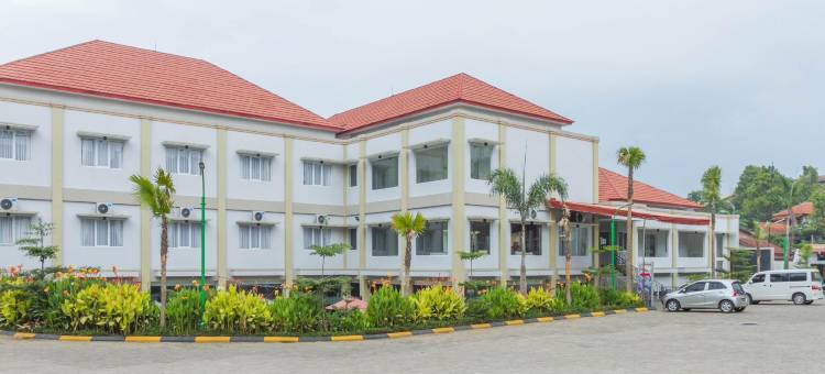 瑞德多兹普拉斯酒店 - 近吉坦宁格城镇广场 2(RedDoorz Plus Near Jatinangor Town Square 2)图片