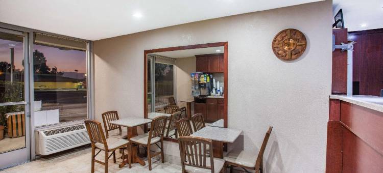 雷德兰兹-圣贝纳迪诺速8酒店(Super 8 by Wyndham Redlands/San Bernardino)图片