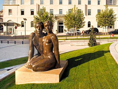 佩里格中心美居酒店