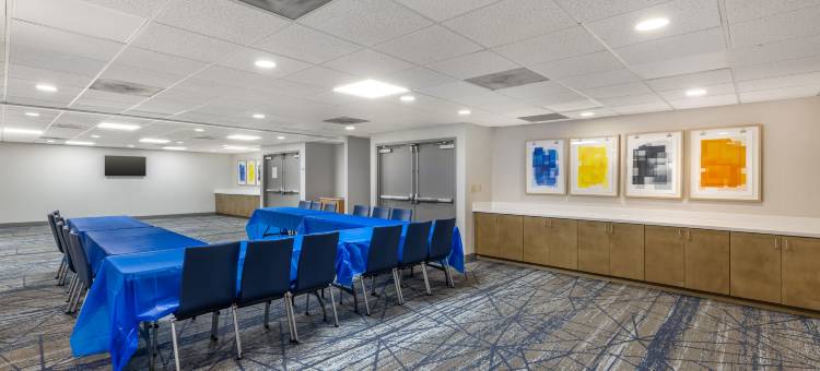 克雷斯特伍德智选假日酒店(Holiday Inn Express Crestwood)图片