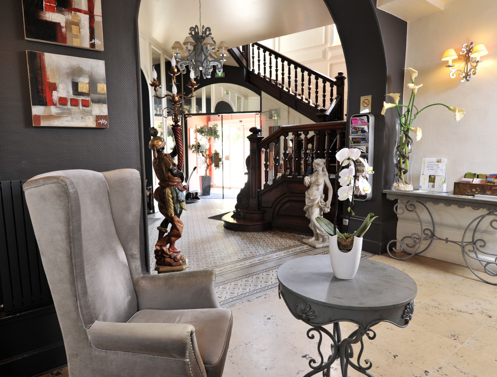 Logis Hôtel de Bourgogne - Mâcon Over view