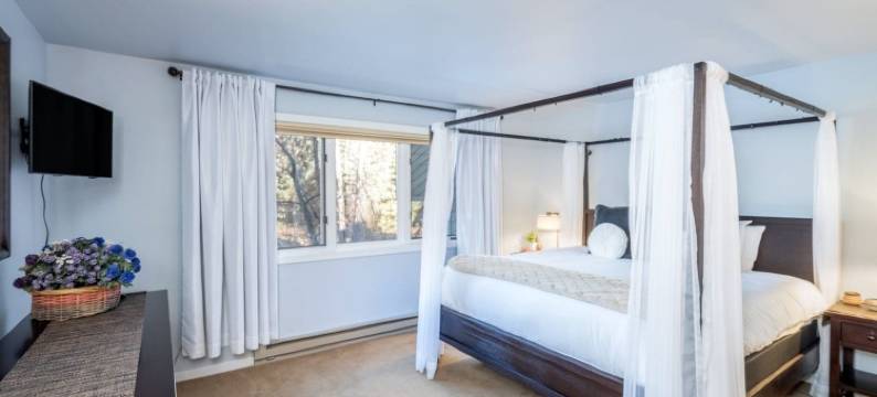 Riverside Dream! Quiet Spot w Deck, 5 Min Walk to Gondola & Main St, Condo图片