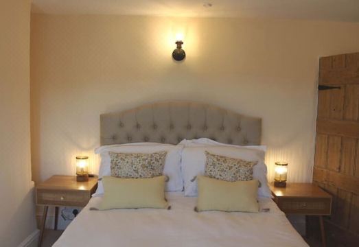 Pump Cottage - Cosy Herefordshire Cottage Hotel Overview