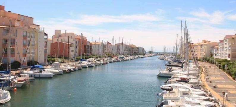 Bright Retreat by the Beach图片