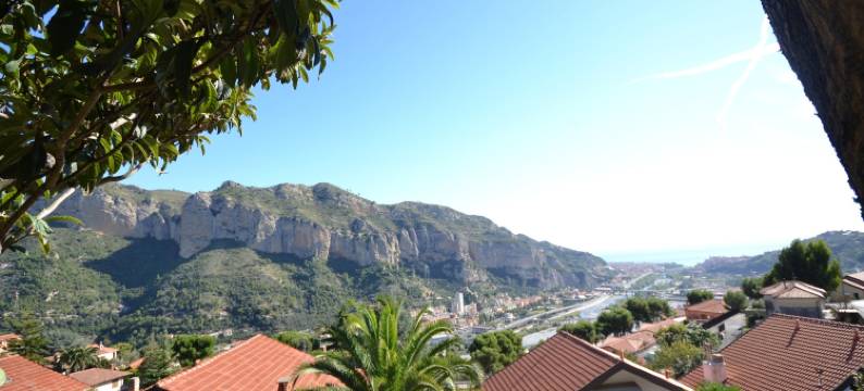 Chic Coastal Hill Escape图片