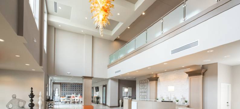 Holiday Inn & Suites 长椅(Holiday Inn & Suites DAVENPORT by IHG)图片