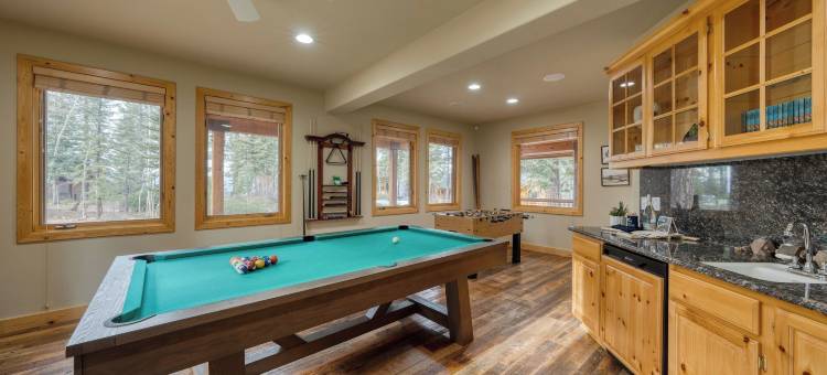 Truckee Mountain Cabin With Hot Tub + Game Room + Forest Views Gray Wolf Lodge by Avantstay图片