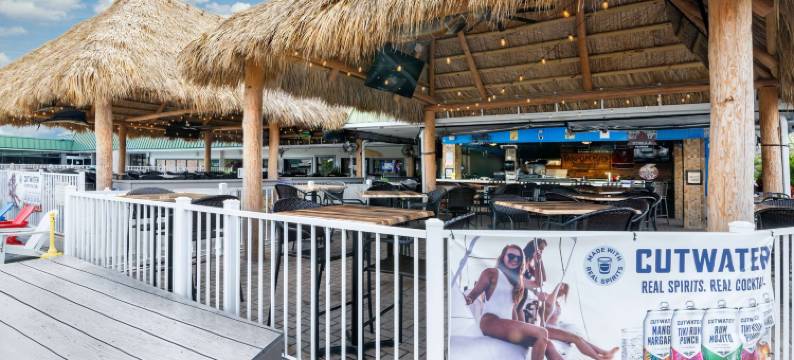 萨拉索塔海滨温德姆华美达酒店(Ramada by Wyndham Sarasota Waterfront)图片