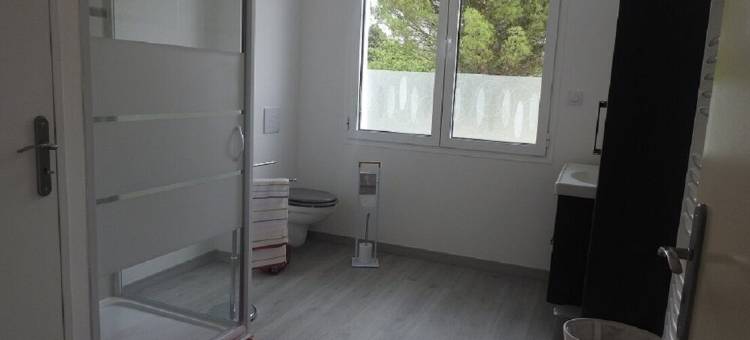 Apartment located on the 1st floor of a small residence with four图片