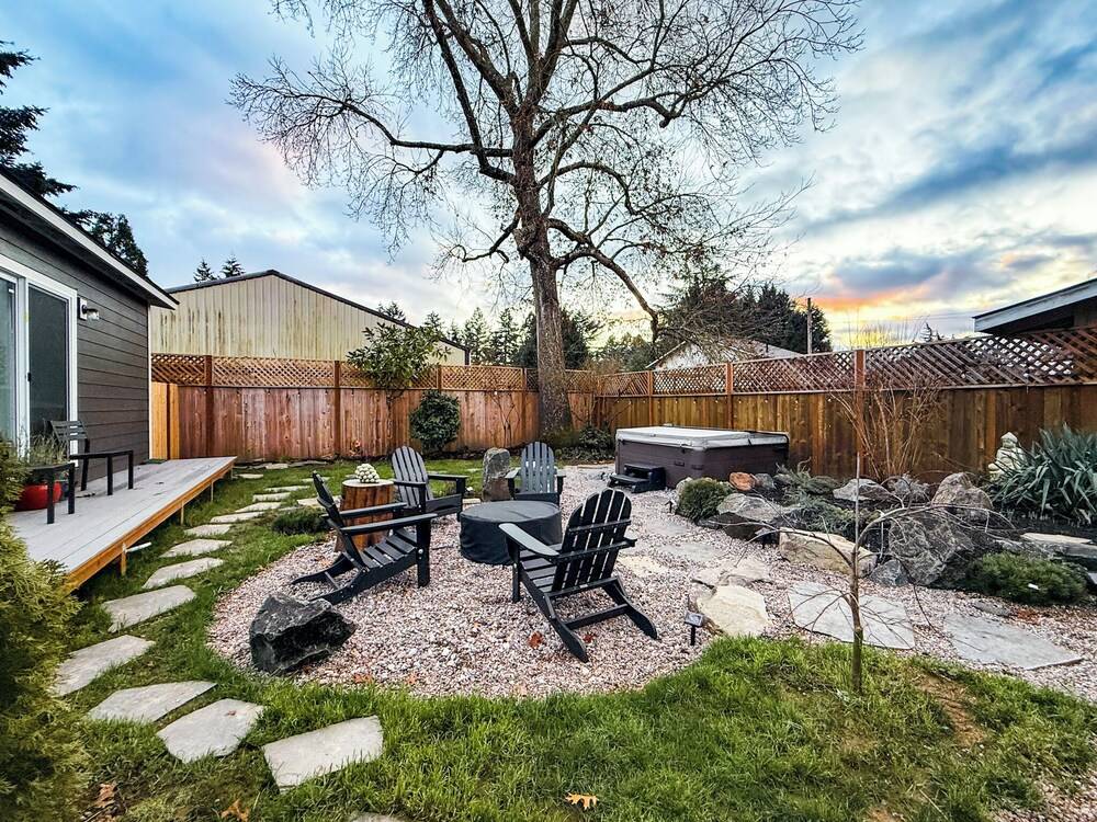 Luxurious 2-Bedroom Haven with Hot Tub in the Heart of Oregon Wine Country!