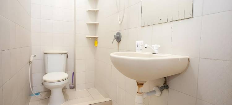 近塔曼巴贡库尔红门酒店(Hotel O Tegalsari Near Tunjungan Plaza)图片