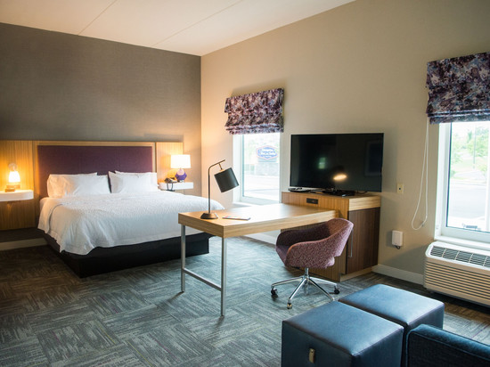 瓦灵顿霍桑希尔顿欢朋套房酒店