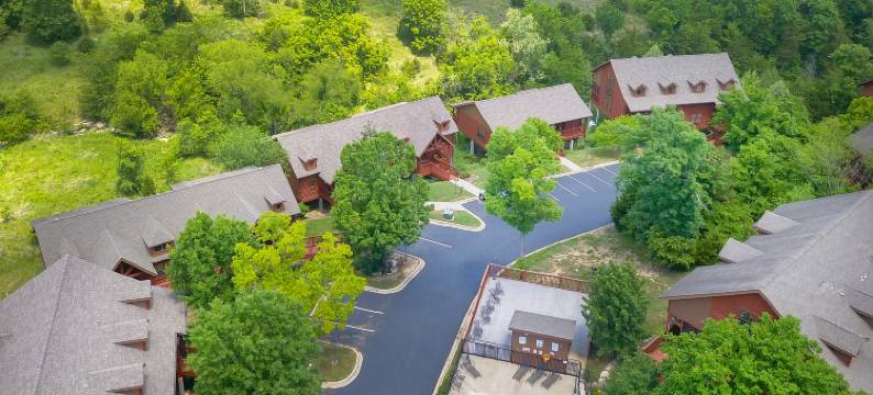 Connected Cabins with Cozy Living Space - Inviting Family Retreat图片