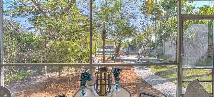 Private Canal Access and Tropical Courtyard Serenity - Island Luxury Retreat图片