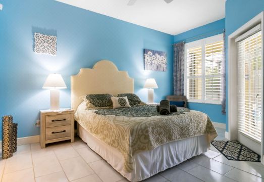 Private Pool, Spa, and Entertainment Lounge - Stunning Oasis Hotel Overview