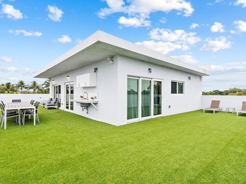 Unique Retreat - Unit D: Cool 2nd-floor Retreat