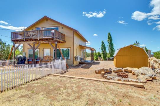 靠近白山湖:有阳台和露台的家(Near White Mountain Lake: Home w/ Balcony & Patio)