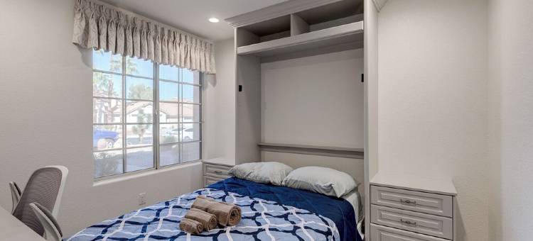 拉斯维加斯现代&宽敞•特大床度假屋•后院烧烤炉(Modern & Spacious Vegas House • King Bed • Backyard Grill)图片
