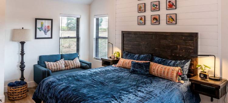 德克萨斯州韦科多彩轮椅无障碍双人小屋(Colorful, Wheelchair Accessible Cabin for Two in Waco, Texas)图片