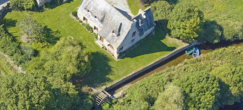 Mill in Brittany by River Aulne with Kayaks图片