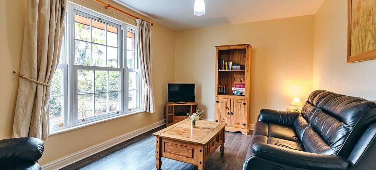 Cottage in Netley Hall with Scenic Trails图片
