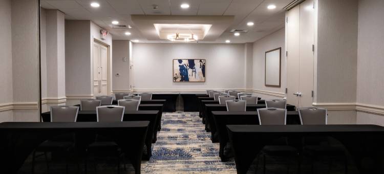 希尔顿逸林酒店-伊顿敦蒂顿瀑布(DoubleTree by Hilton Hotel Tinton Falls - Eatontown)图片